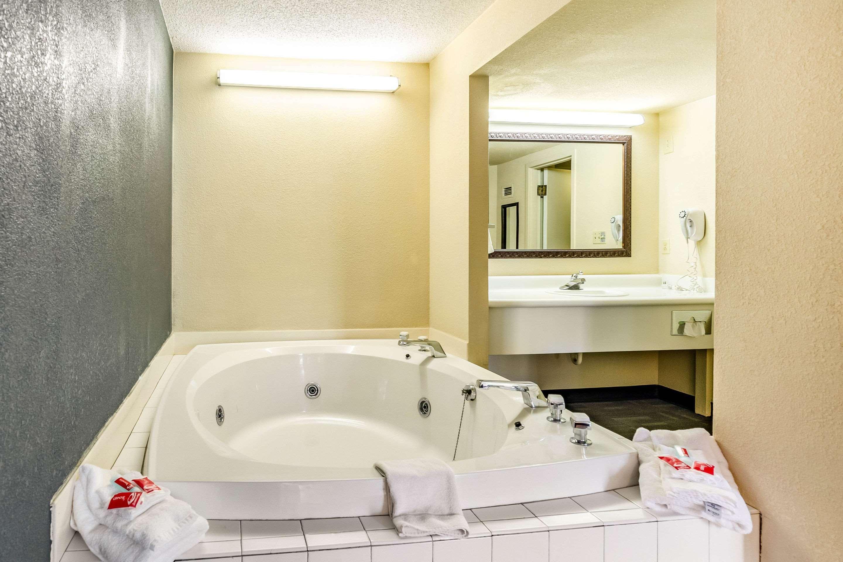 Econo Lodge Inn & Suites Radford-Blacksburg Area Buitenkant foto